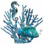 ブルーコーラルリーフピン 写真彫刻バッジ<br><div class="desc">光る青い海馬と軽い青いトパーズの気泡を持つ美しい青い魚を保護する青いサンゴのアクリルフォトスカルプチャーピン。マッチングアクリルフォトスカルプチャーキーチェーン、マグネット、オーナメント、彫刻を参照。SPECIALTOUCHのUnder the Sea Buttons & Pinsコレクション全体を参照 |パーティーの好意セクション。</div>