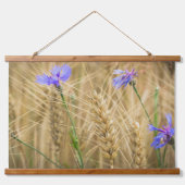 ブルーコーンフラワーの夏の小麦畑 吊り下げ型タペストリー (正面)