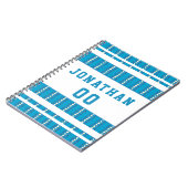 ブルーサッカーボールスティッチングパターンプレーヤーの名前 ノートブック (左側)