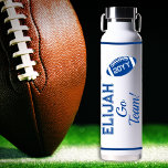 ブルーサッカー名 | Go Team Sportsウォーターボトル ウォーターボトル<br><div class="desc">Blue football and yearデザインby Holidayハートデザイン(all rights reserved).名前、年、中、高校のチーム名を追加する(例："Go Wolves",  "Go Panthers",  "Go Tigers").大学またはプロフェッショナルスポーツチーム用に設計されていない。オリジナルデザインバイホリデーハートデザイン。</div>