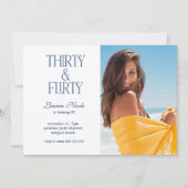 ブルーサーティ&気のあるそぶりをしたタイポグラフィフォト30誕生日 招待状 (正面)