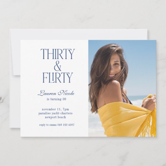 ブルーサーティ&気のあるそぶりをしたタイポグラフィフォト30誕生日 招待状 (正面)