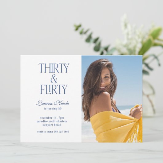 ブルーサーティ&気のあるそぶりをしたタイポグラフィフォト30誕生日 招待状 (スタンド正面)