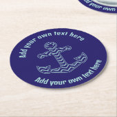 ブルーシェブロンいかり航海のカスタム文字 ラウンドペーパーコースター (アングル)