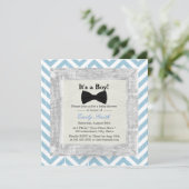 ブルーシェブロンストライプボックタイボーイベビーシャワー 招待状 (スタンド正面)