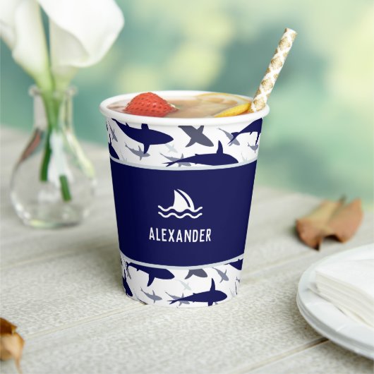 ブルーシャークパターンとネームボーイバースデーパーティー 紙コップ (インサイチュ)