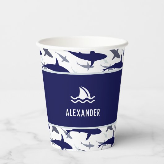 ブルーシャークパターンとネームボーイバースデーパーティー 紙コップ (裏面)