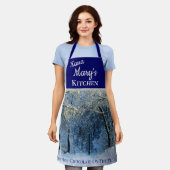 ブルーシルバースノーウィークフォレストナナオールオーバープリントエプロン エプロン (着用した状態)
