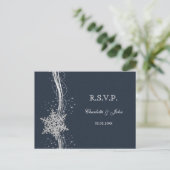 ブルーシルバースノーフレーク冬の結婚式RSVP インビテーションポストカード (スタンド正面)