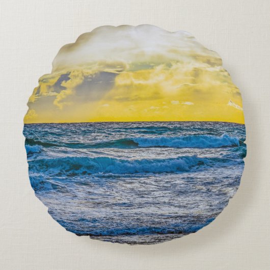 ブルーシーに沈む黄色い夕日 ラウンドクッション (正面)