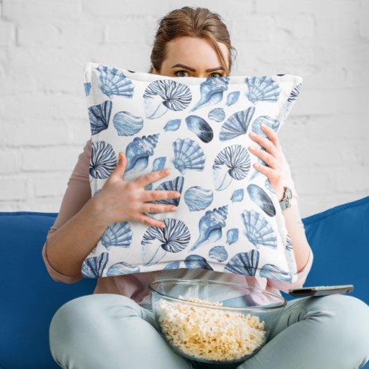 ブルーシーシェルズパターンオンホワイトビーチハウス クッション