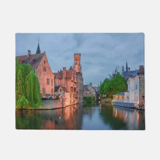 ブルージュの夜の旧市街と鐘楼 ドアマット (正面)