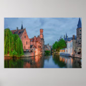 ブルージュの夜の旧市街と鐘楼 ポスター (正面)