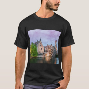 ブルージュ旧市街と鐘楼 Tシャツ