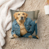 ブルージーンズでポーズを取るゴールデンレトリバー クッション (ブランケット)