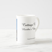 ブルースカイとジンジャーブレッド – Martha's Vineyard ボーンチャイナマグカップ (正面右)