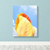 ブルースカイの黄色いチューリップ花 キャンバスプリント (インサイチュ (ウッドフロア))