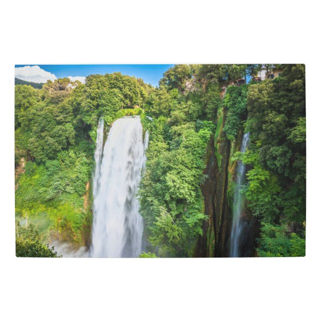 ブルースカイグリーンゴールデン植生カスケーディングウォーターファ メタルプリント (正面)
