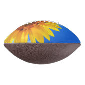 ブルースカイ・フットボールの黄色のひまわりとミツバチ アメリカンフットボール (回転90)