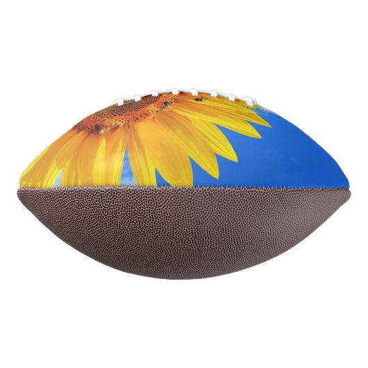 ブルースカイ・フットボールの黄色のひまわりとミツバチ アメリカンフットボール (回転90)