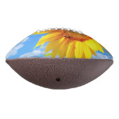 ブルースカイ・フットボールの黄色のひまわりとミツバチ アメリカンフットボール (回転270)