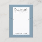 ブルースクリプト淡い色のアーティザンロゴのネックレスディスプレイ 名刺 (正面)