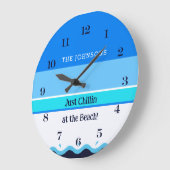 ブルースタイリッシュストライプウェーブファミリーネームビーチハウス ラージ壁時計 (傾斜)