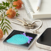 ブルーストロベリーネオンの黒い可愛いベリーに見える キーホルダー (正面右)