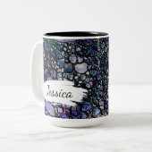 ブルーストロークと名前を使用した青、紫、黒のアブストラクト ツートーンマグカップ (正面左)