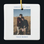 ブルースノーフォートフォト文字ノイズフィルムオーバーレイ セラミックオーナメント<br><div class="desc">ネイビーブルーミニマリスト降雪フォト文字ノイズフィルムオーバーレイあなたの写真パーソナライズされた(正方形、風景またはポートレート、水平または垂直)を雪片フレームとホワイトノイズフィルムヴィンテージオーバーレイに特徴づけるセラミックオーナメントのキープサワーカスタマイズク、休日と名前とオーナメントのスタイリッシュと、サンセリフフォントでモダン、セラミックのと色は完全にカスタマイズできる。</div>