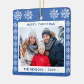 ブルースノーフレークメリークリスマスファミリーフォト セラミックオーナメント (左)