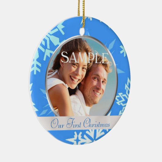 ブルースノーフレーク私たちの初めてのクリスマス写真オーナメント セラミックオーナメント (右)