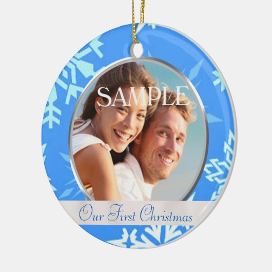 ブルースノーフレーク私たちの初めてのクリスマス写真オーナメント セラミックオーナメント (左)