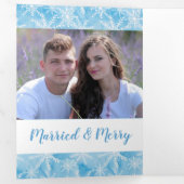 ブルースノーフレーク2枚フォト新婚ホリデートリフォールド 三つ折りクリスマスカード (内部最初)