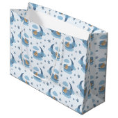 ブルースリーピングベビーベアオンムーンクラウド&スターズ ラージペーパーバッグ (正面アングル)