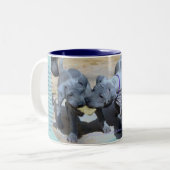 "ブルータイのリッジバック – フーコック犬" ツートーンマグカップ (正面左)