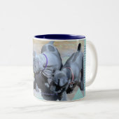 "ブルータイのリッジバック – フーコック犬" ツートーンマグカップ (正面右)