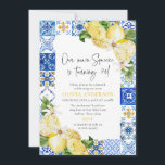 ブルータイルレモンイタリアン70th誕生日パーティー 招待状<br><div class="desc">ラ祝ド・ドルチェ・ヴィータスタイルでブルー・タイル&レモン70thバースデーイタリアン・パーティーの招待状！🍋💙アマインスパイアルフィ海岸の魅力により、このデザインはレモン鮮やか、クラシックの青いセラミックタイル、柔らかい水の色のアクセントを備え、洗練されたバースデーブランチやガーデンのパーティーに最適。文字をイベント詳細でパーソナライズし、デジタルまたはプリントを送信して素晴らし、確実に印象を与える招待状。を使用したマイルストーンお祝いにイタリアン最適しゃれている!</div>