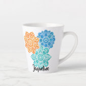 ブルーターコイズオレンジカラフルフローラマンダラ カフェラテマグ (右)