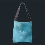 ブルーターコイズ海海メタリック名 クロスボディバッグ<br><div class="desc">海ブルーフェイクのメタリックな背景。パーソナライズし、あなたの名、モノグラムイニシャルとフルネーム。白と薄い青の文字。</div>