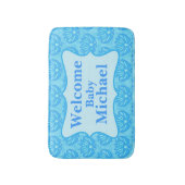 ブルーダマスクウェルカムネームパーソナライズされた男の赤ちゃんラグ バスマット (正面縦)