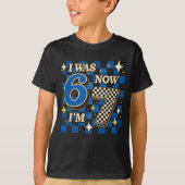 ブルーチェッカー柄 6歳から7歳へ おもしろ 6 7 Tシャツ (正面)