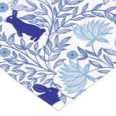 ブルーチノイスリーラビット – ヴィンテージラビット&フローラアート ショートテーブルランナー (コーナー)