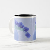 ブルーチューリップ静物詩 ツートーンマグカップ (正面左)
