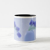 ブルーチューリップ静物詩 ツートーンマグカップ (中央)