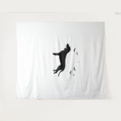 ブルーティックドッグ – ハロウィーンムーンシルエットクラシックT タペストリー (正面(横))