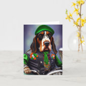 ブルーティック・クーンハウンドが運転する自転車の聖パトリックの日 カード (黄色い花)