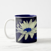 ブルーデイジーフローラアーパーソナライズされたト ツートーンマグカップ (左)