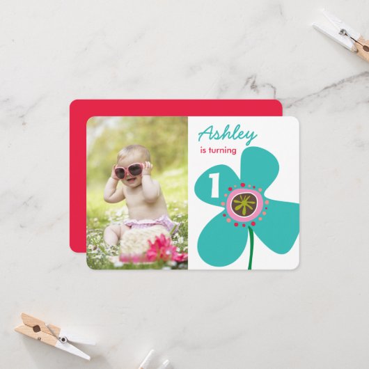 ブルーデイジーポップ・アートのフラワーかわいいフォトガール1st誕生日 招待状 (正面/裏面インサイチュ)