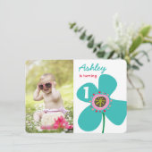 ブルーデイジーポップ・アートのフラワーかわいいフォトガール1st誕生日 招待状 (スタンド正面)